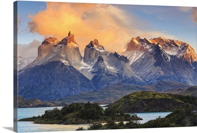 Chile, Patagonia, Torres del Paine National Park, Lake Peohe