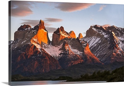 Chile, Sunrise over the peaks of Cuernos del Paine