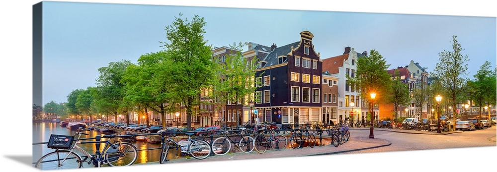 Corner of Prinsengracht and Blauwburgwal at night, Amsterdam, North Holland, Netherlands.