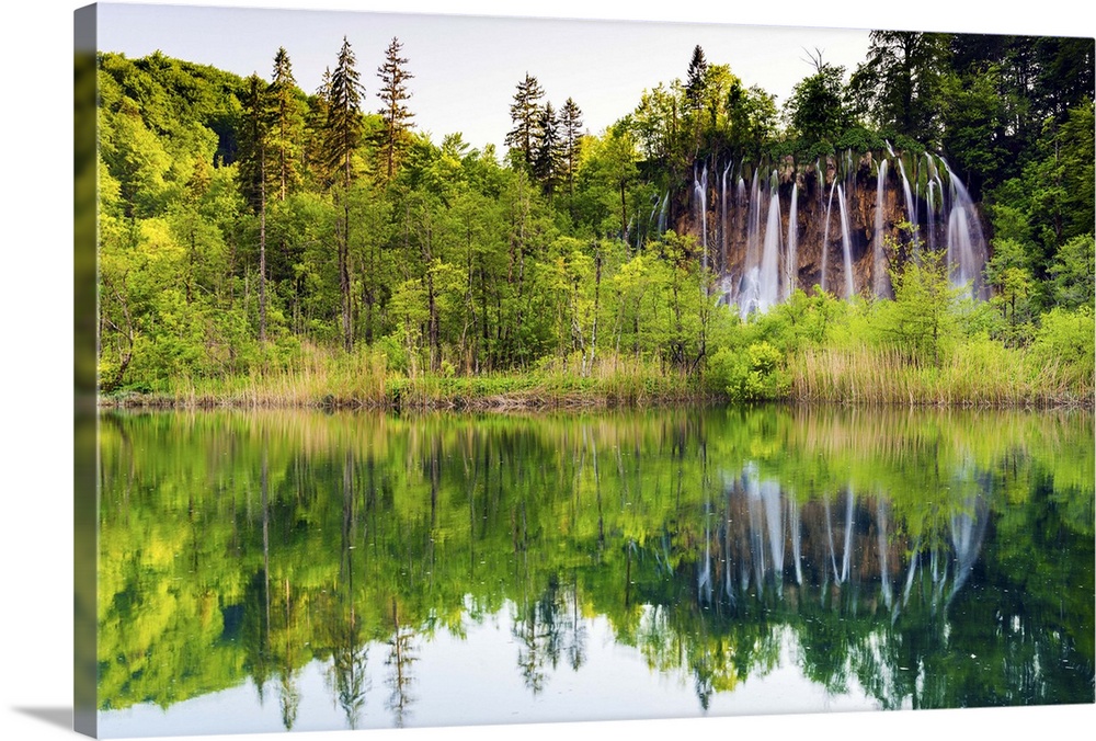 Croatia, Dalmatia, Karlovac, Plitvice, Plitvice national park, Waterfall at the high lakes.