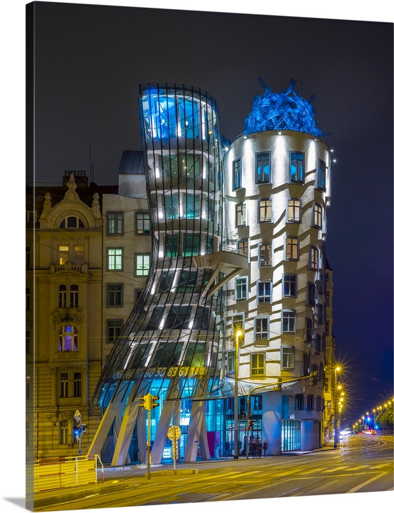 Czech Republic, Prague, Nove Mesto (New Town). Dancing House, Tancici dum, at night. Designed by Vlado Milunic with Frank ...