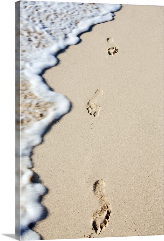 Caribbean, Dominican Republic, La Altagracia province, Punta Cana, Bavaro, footprints in the sand with a breaking wave