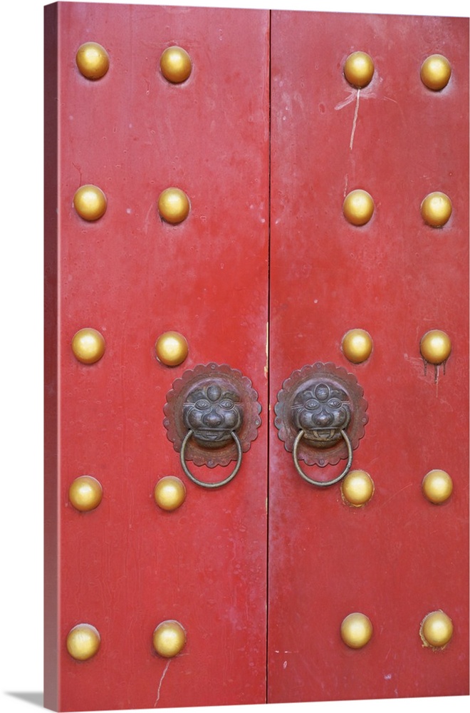 Door at Mu Family Mansion, Lijiang (UNESCO World Heritage Site), Yunnan, China.