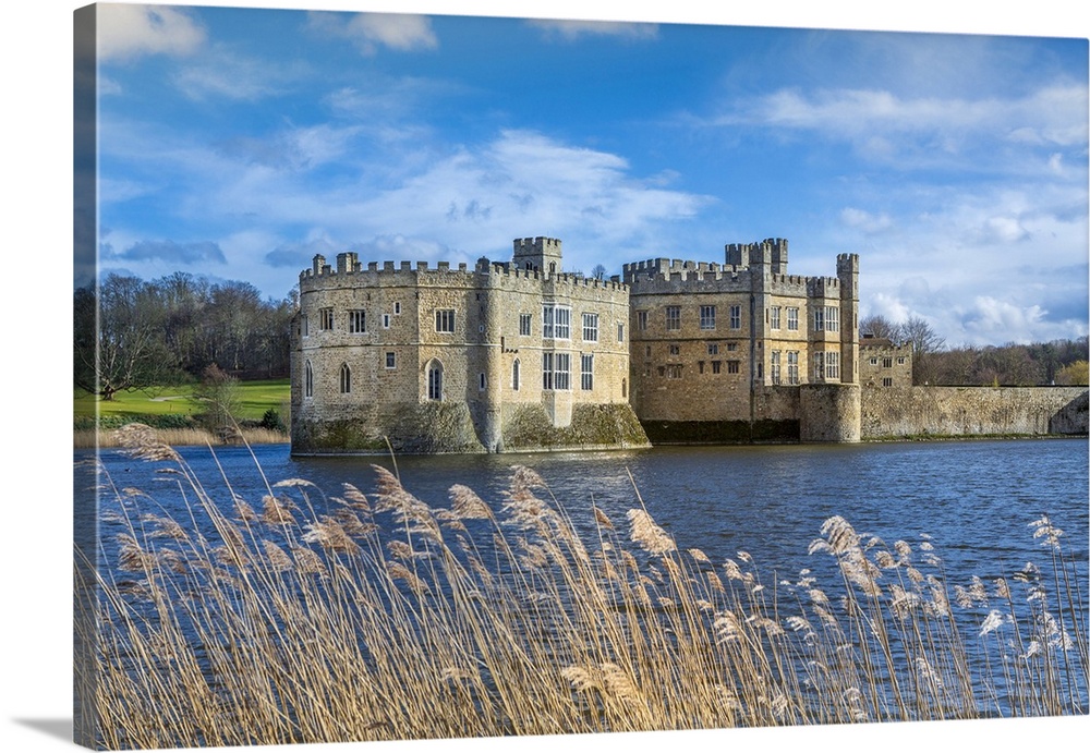 United Kingdom, England, Kent, Maidstone, Leeds castle and lake. The castle is the former home of Henry VIII's first wife,...