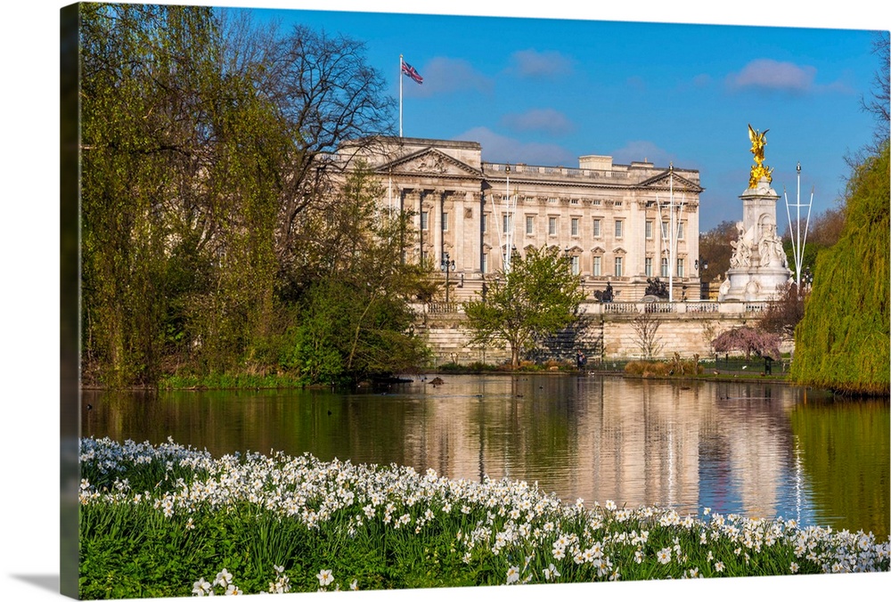 UK, England, London, Buckingham Palace from St James's Park.