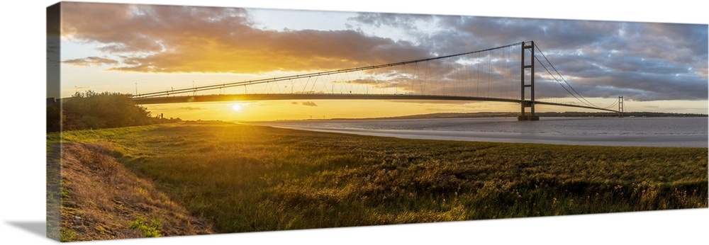 UK, England, North Lincolnshire, Barton-upon-Humber, Humber Bridge over the Humber Estuary from the south
