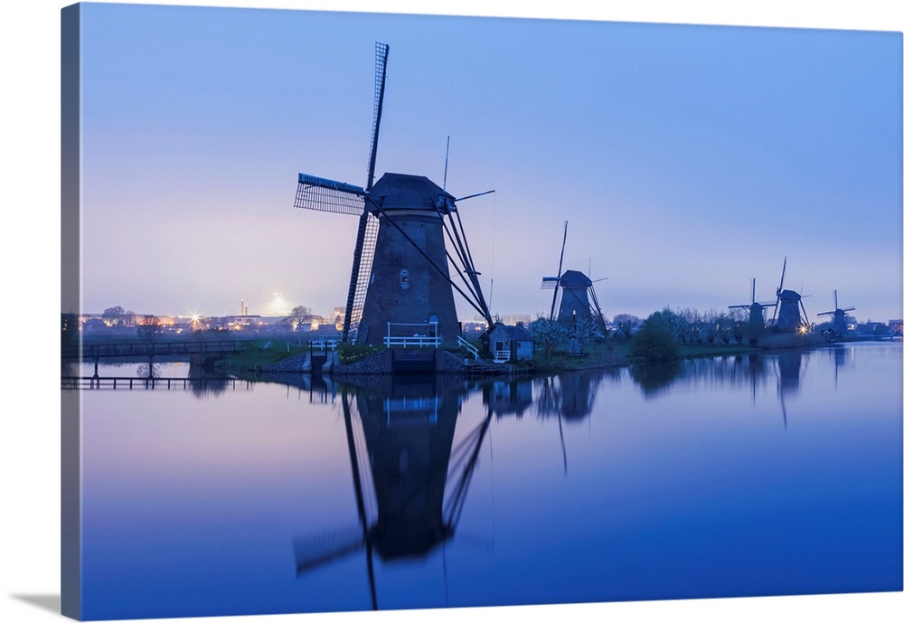 Europe, Netherlands, Alblasserdam, Kinderdijk, Windmills.