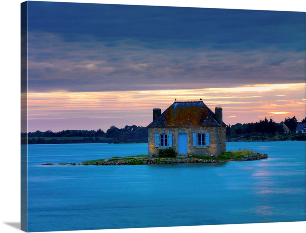 France, Brittany, Morbihan, Belz, Etel river, St. Cado, house on the island of Nichtarguer at dusk.
