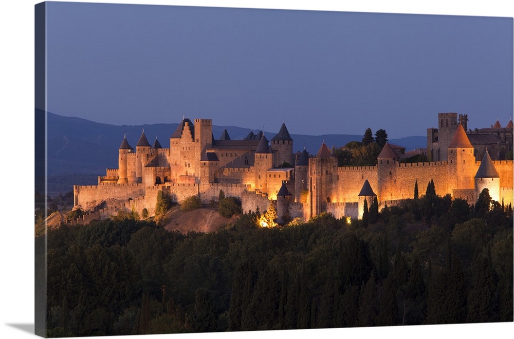 France, Languedoc-Rousillon, Carcassonne. The fortifications of Carcassonne at dusk.