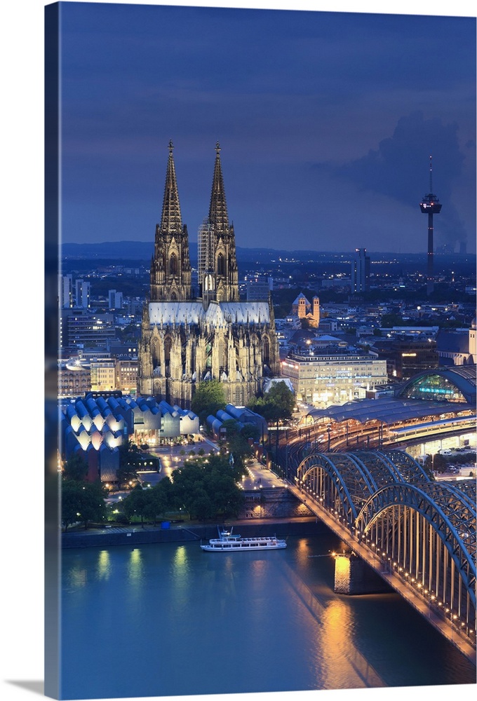 Germany, North Rhine Westphalia, Cologne (Koln), Hohenzoller Bridge over River Rhine and Cathedral