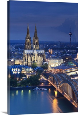 Germany, North Rhine Westphalia, Cologne, River Rhine and Cathedral