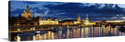 Germany, Saxony, Dresden, Elbe River and Old town skyline