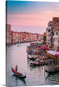 gondola veneto canal