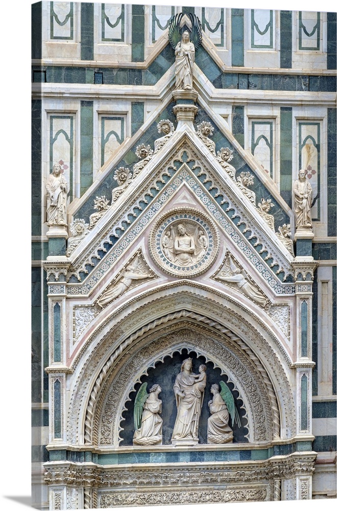 Gothic Revival faAsade (detail) of Florence Cathedral (Duomo di Firenze). UNESCO World Heritage Site, Florence (Firenze), ...