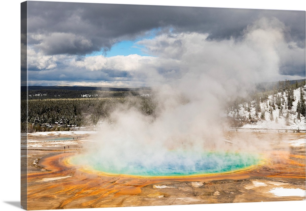 Grand Prismatic Spring, Midway Geyser Basin, Yellowstone National Park, Wyoming, USA.