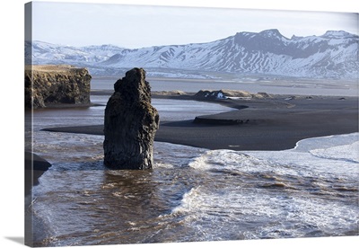 Iceland, Dryholaey, Waves breaking on Reynisfjara beach at Dryholaey