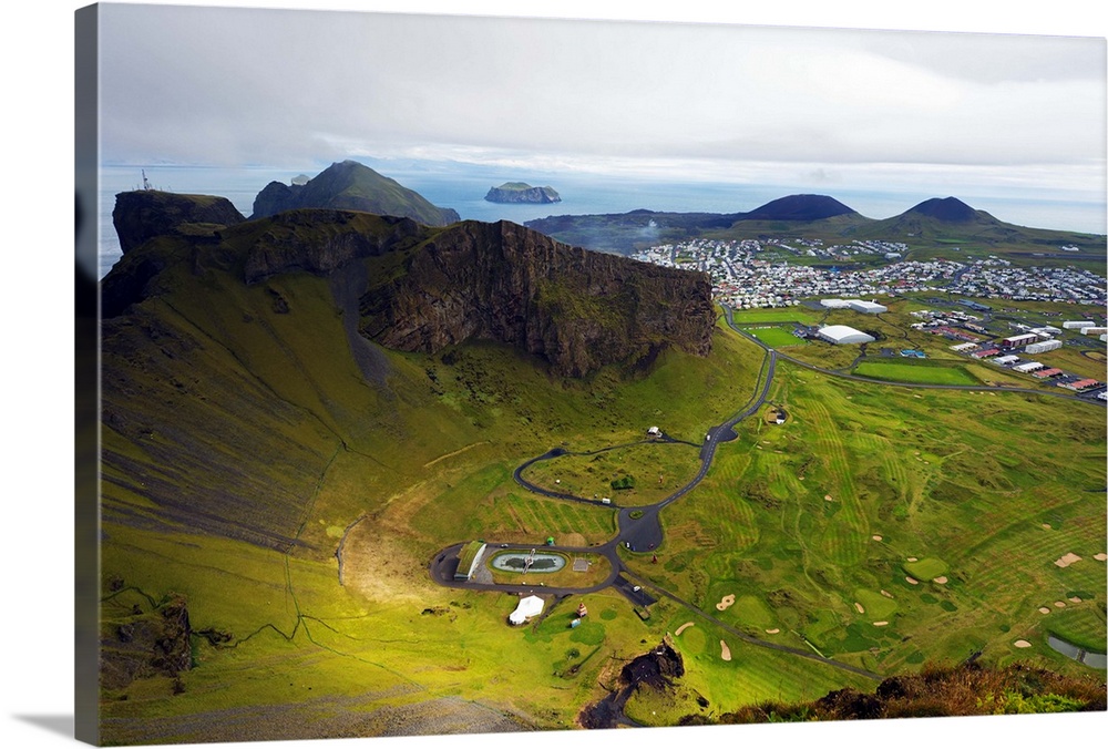 Iceland, Vestmannaeyjar, volcanic Westman Islands, Heimaey Island, golf course in volcanic crater.