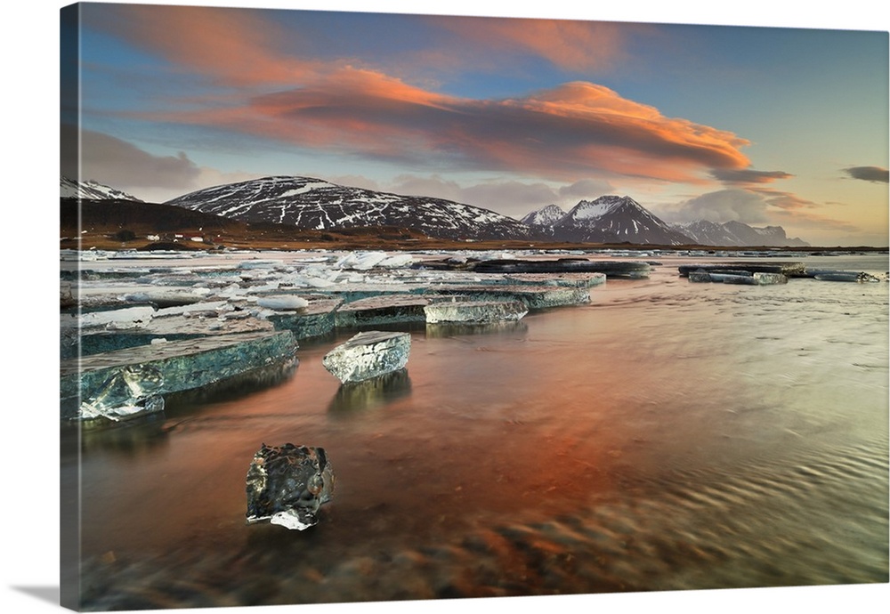 Iceland, South Iceland, Jokulsarlon, Ice on the lagoon reflecting the colours of dawn