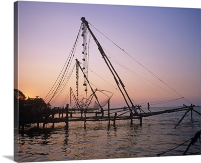 India, Kerala, Fort Cochin, traditional fishing and fishermen in the evening sunlight