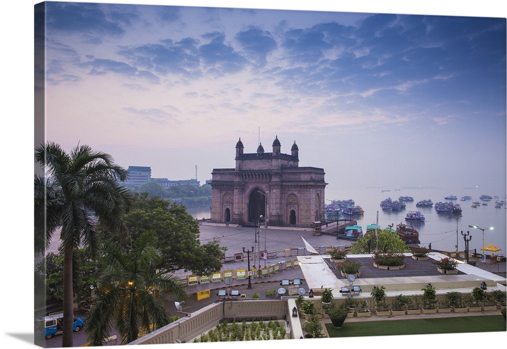 India, Maharashtra, Mumbai, View of Gateway of India.