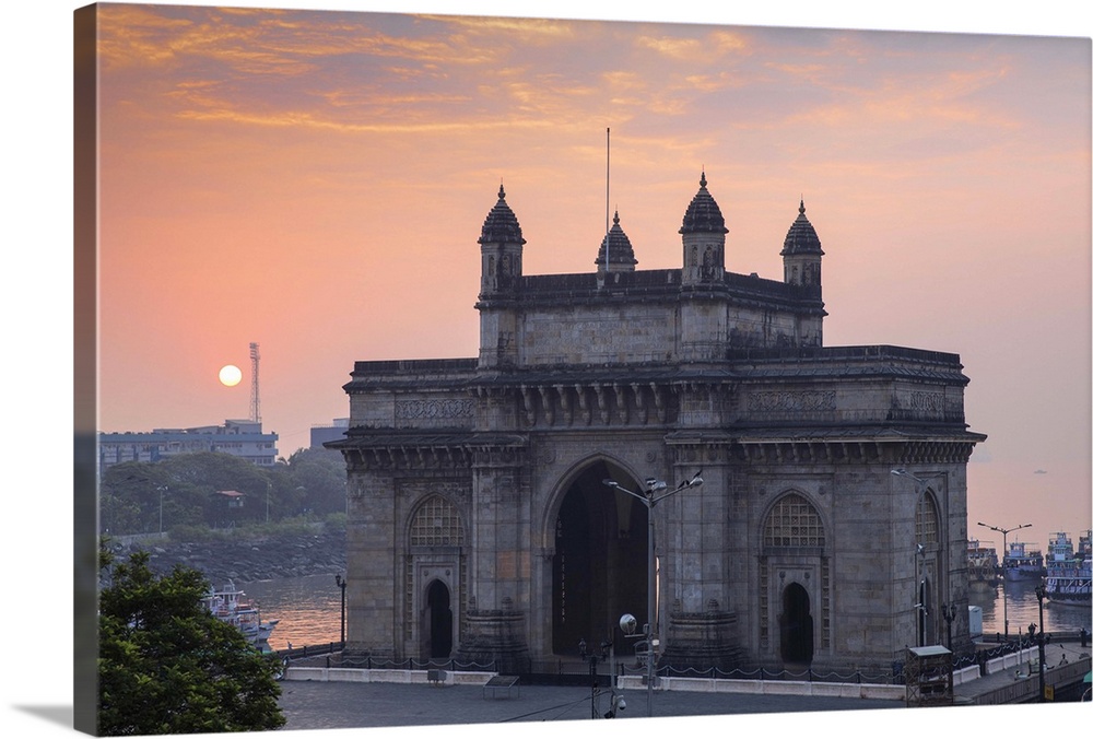 India, Maharashtra, Mumbai, View of Gateway of India.