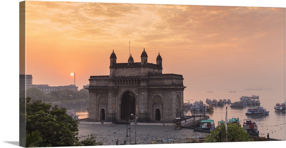 India, Maharashtra, Mumbai, View of Gateway of India.