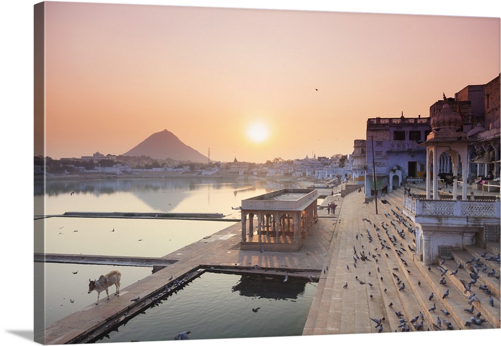 India, Rajasthan, Pushkar Holy Town, Bathing Ghats on the Lake