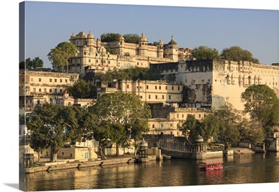 India, Rajasthan, Udaipur, view of Lal Ghat and City Palace Complex
