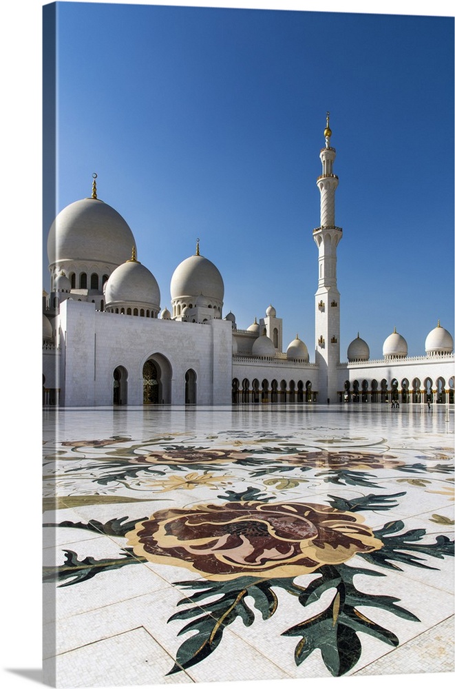 Inner courtyard of Sheikh Zayed Mosque, Abu Dhabi, United Arab Emirates.