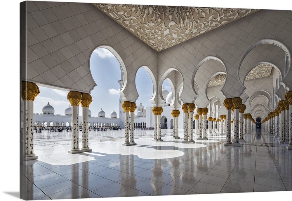 Internal view of the arcade of the Sheikh Zayed Mosque, Al Maqta district of Abu Dhabi, Abu Dhabi, United Arab Emirates.