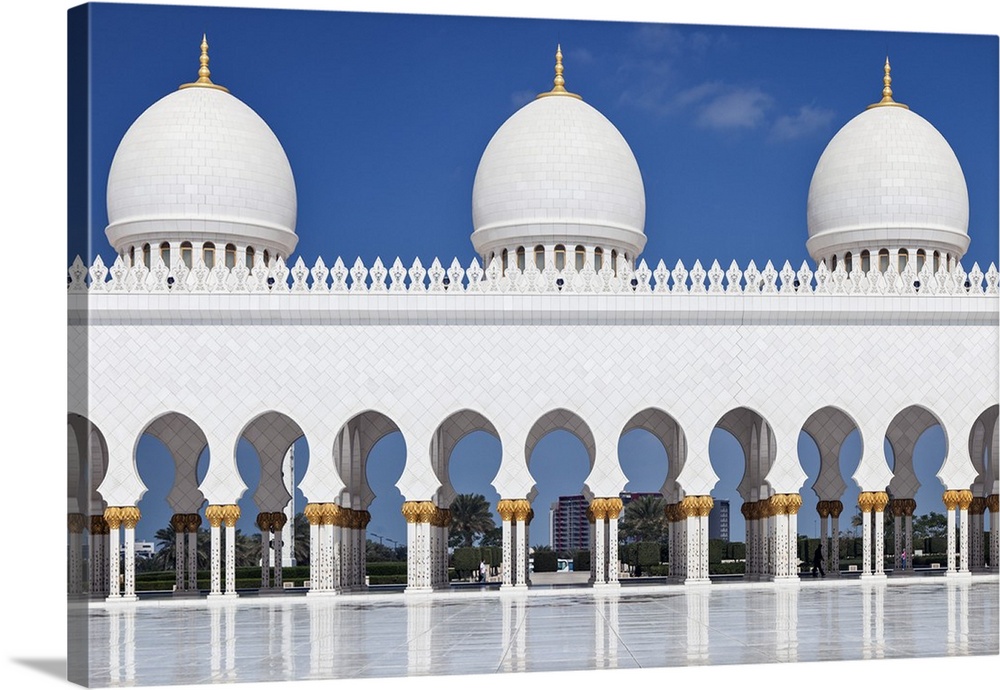 Internal view of the Sheikh Zayed Mosque, Al Maqta district of Abu Dhabi, Abu Dhabi, United Arab Emirates.