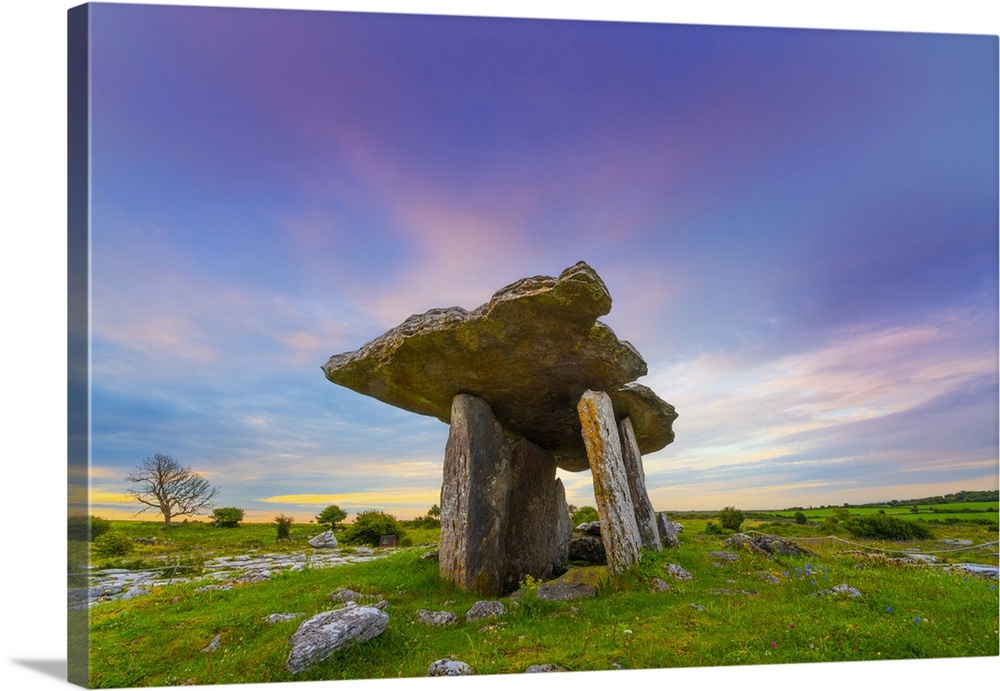 Ireland, Co.Clare, The Burren, Poulnabrone dolmen, ancient neolithic monument