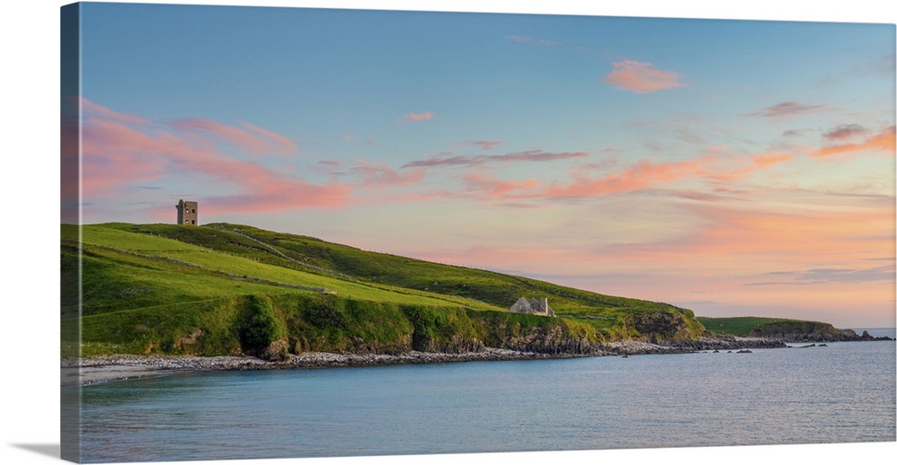 Ireland, Co.Donegal, Crohy head, Maghery bay and Signal station at dusk