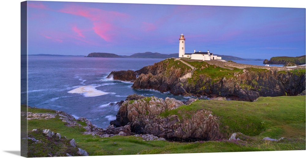 Ireland, Co.Donegal, Fanad, Fanad lighthouse at dusk