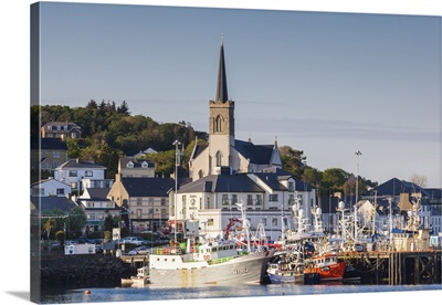Ireland, County Donegal, Killybegs, Ireland's largest fishing port, town view