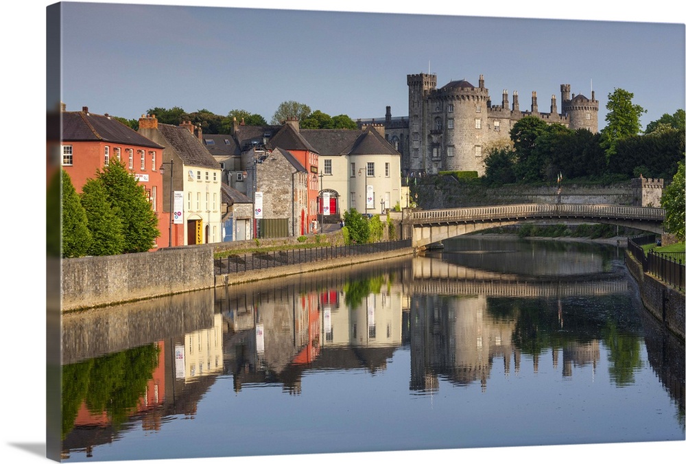 Ireland, County Kilkenny, Kilkenny City, pubs along River Nore and Kilkenny Castle.