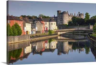 Ireland, County Kilkenny, Kilkenny City, pubs along River Nore and Kilkenny Castle