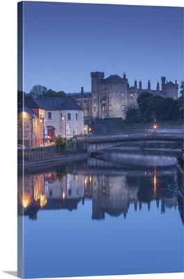 Ireland, County Kilkenny, Kilkenny City, pubs along River Nore and Kilkenny Castle, dusk