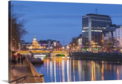 Ireland, Dublin, city view along the Liffey River with the O'Connell Street Bridge, dusk