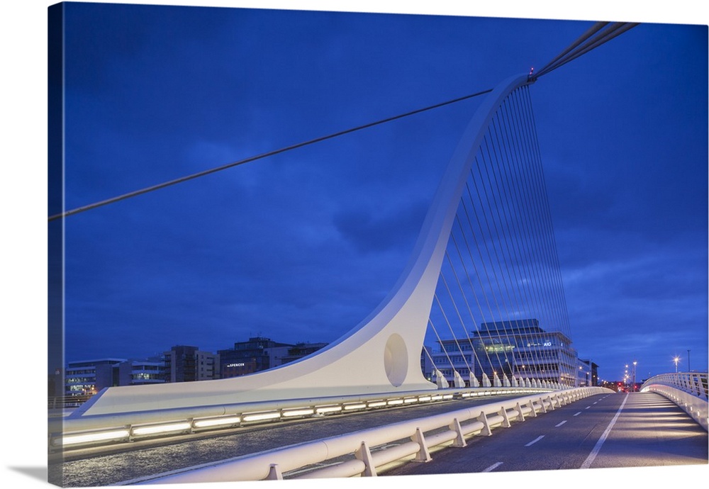 Ireland, Dublin, Docklands, Samuel Beckett Bridge, Santiago Calatrava, architect, dawn.