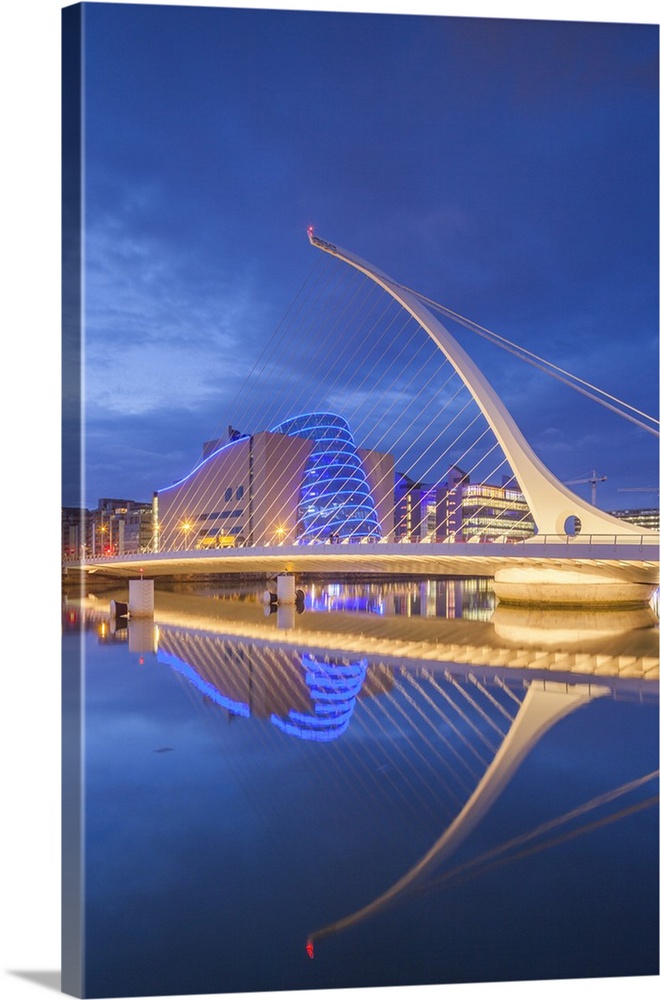 Ireland, Dublin, Docklands, Samuel Beckett Bridge, Santiago Calatrava, architect, dusk.