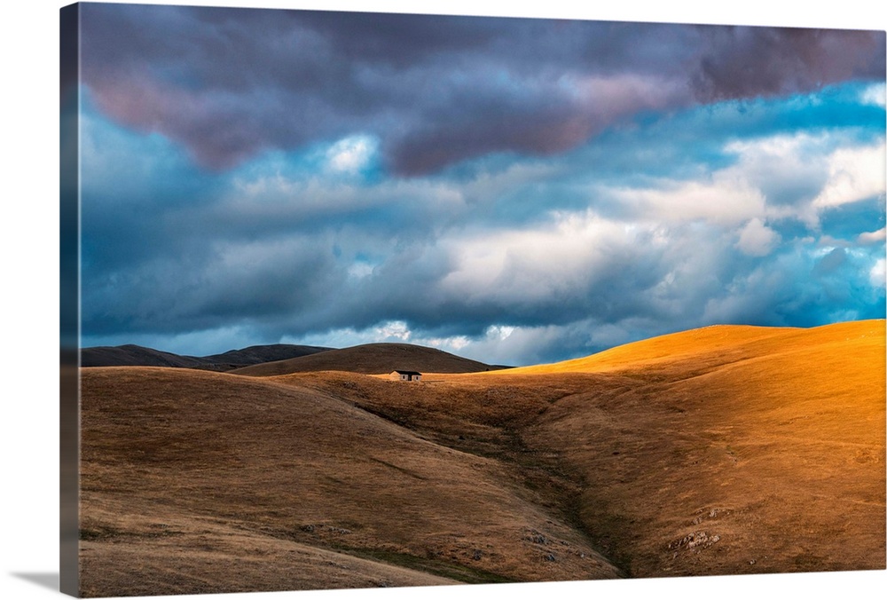 Isolated Shepherd's Hut In The Mountains, Campo Imperatore, L'Aquila Province, Abruzzo, Italy, Europe