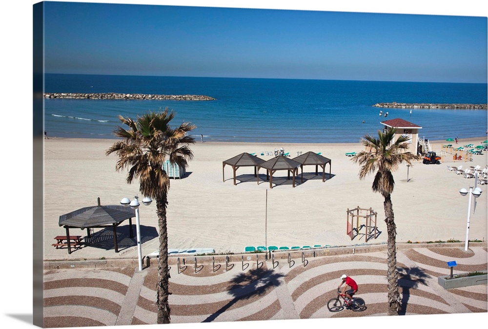 Israel, Tel Aviv, elevated view beach walkway