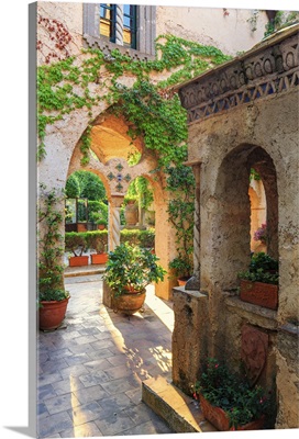 Italy, Amalfi Coast, Ravello, Villa Rufolo. Cloister