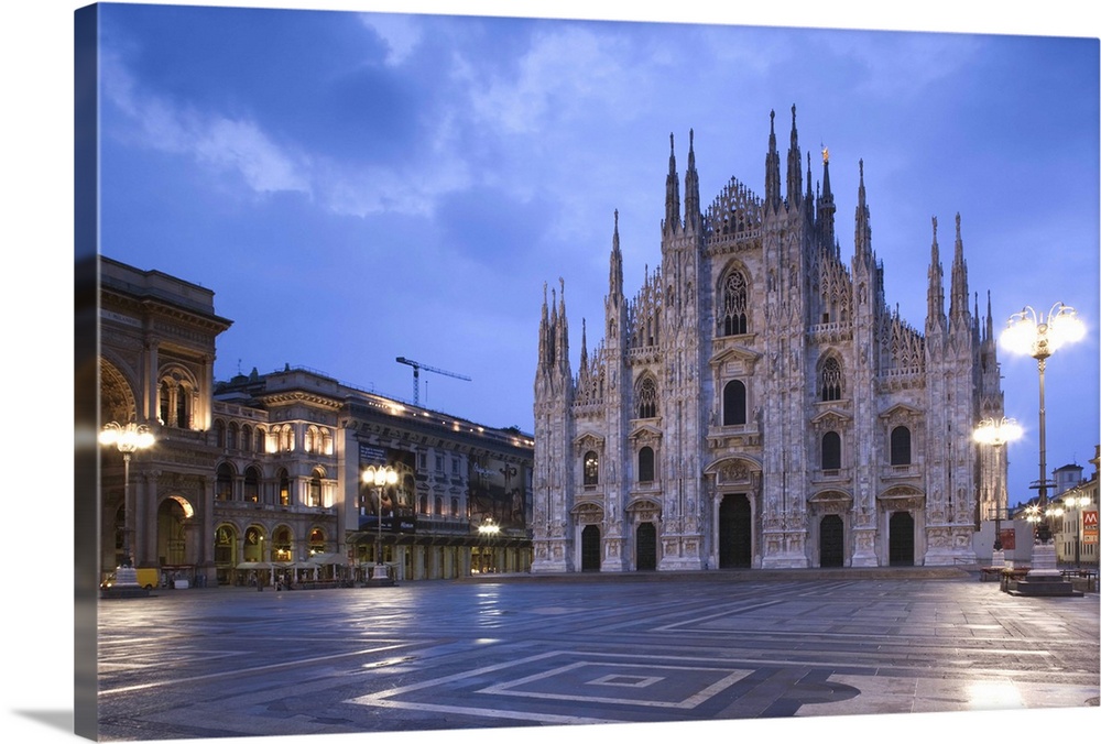 Italy, Lombardy, Milan, Piazza del Duomo, Duomo, cathedral, dawn