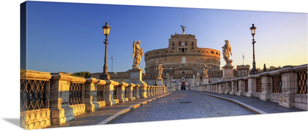 Italy, Rome, Mausoleum of Hadrian (known as Castel Sant'Angelo)  at sunrise