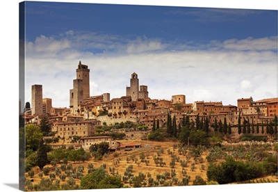 Italy, Tuscany, San Gimignano, Landscape of historical town and surroundings