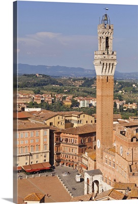 Italy, Tuscany, Siena district, Siena. Town hall and Torre del Mangia