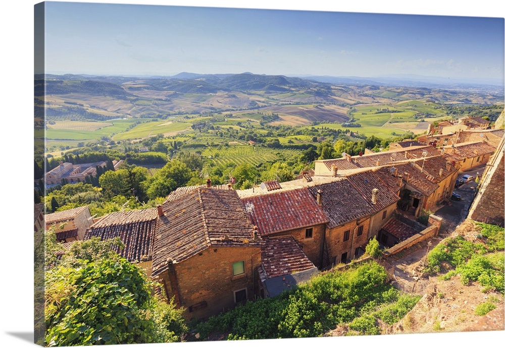 Italy, Tuscany, Siena district, Val di Chiana, Montepulciano, view from ramparts.