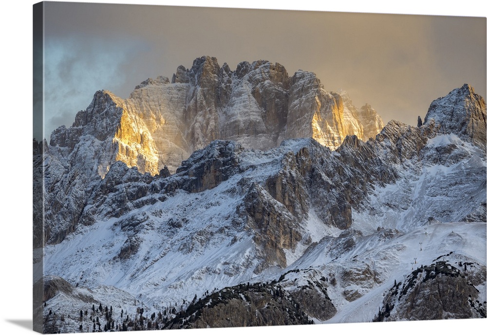 Italy, Veneto, Belluno district, Cortina d'Ampezzo, the last rays of sun light up the walls of mount Sorapis